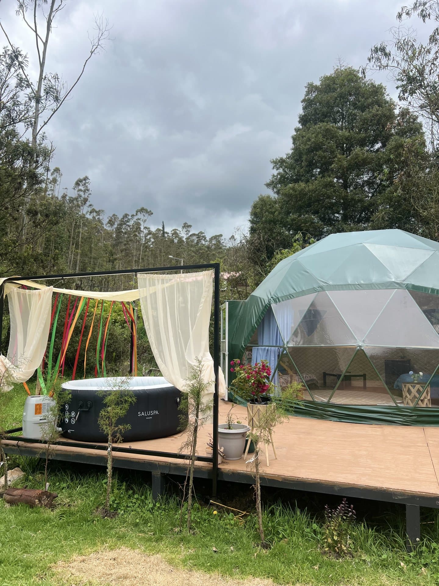 Domo de Nómada Glamping con su terraza e hidromasaje