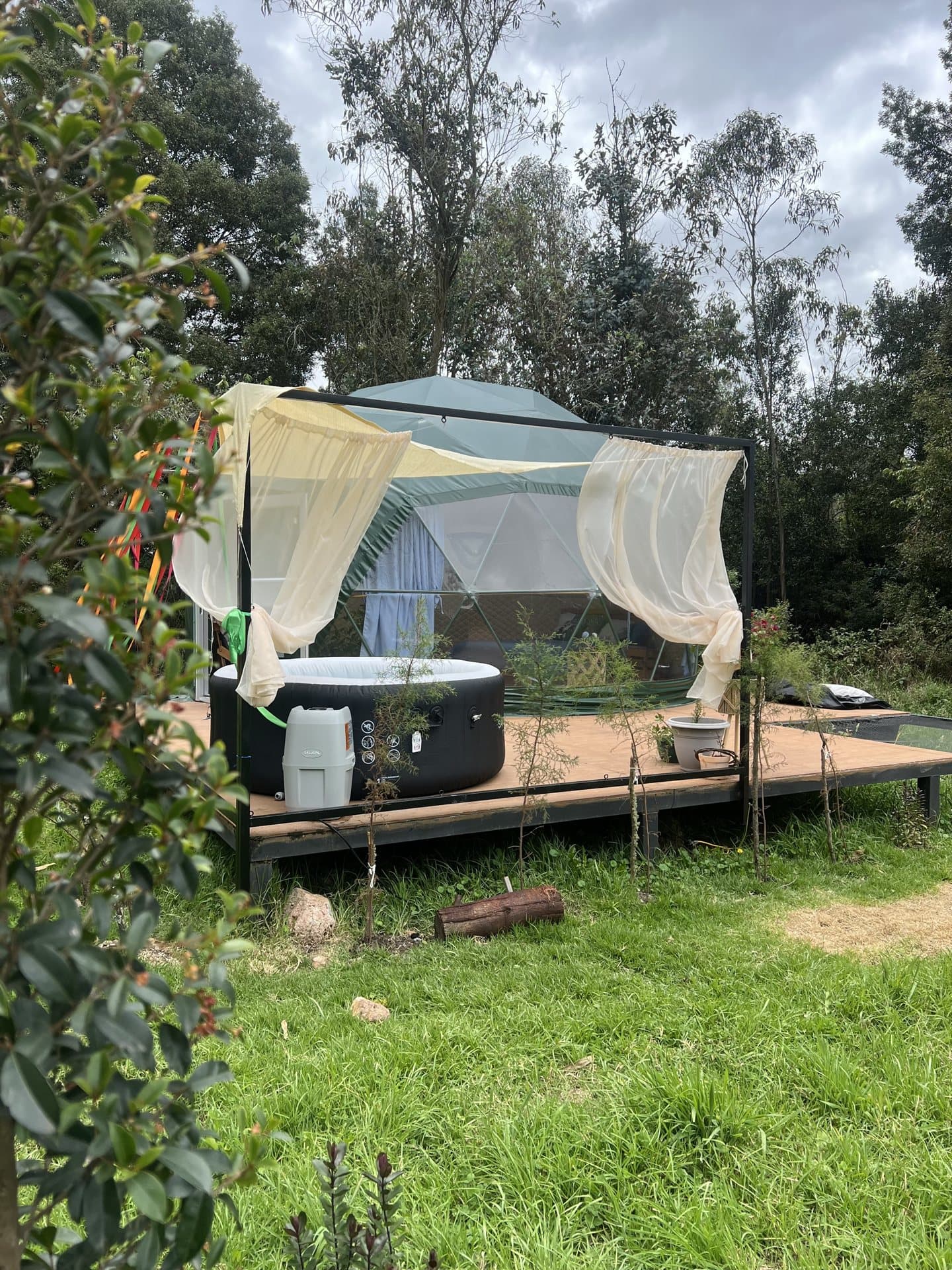 Domo Agua de Nómada Glamping con terraza e hidromasaje