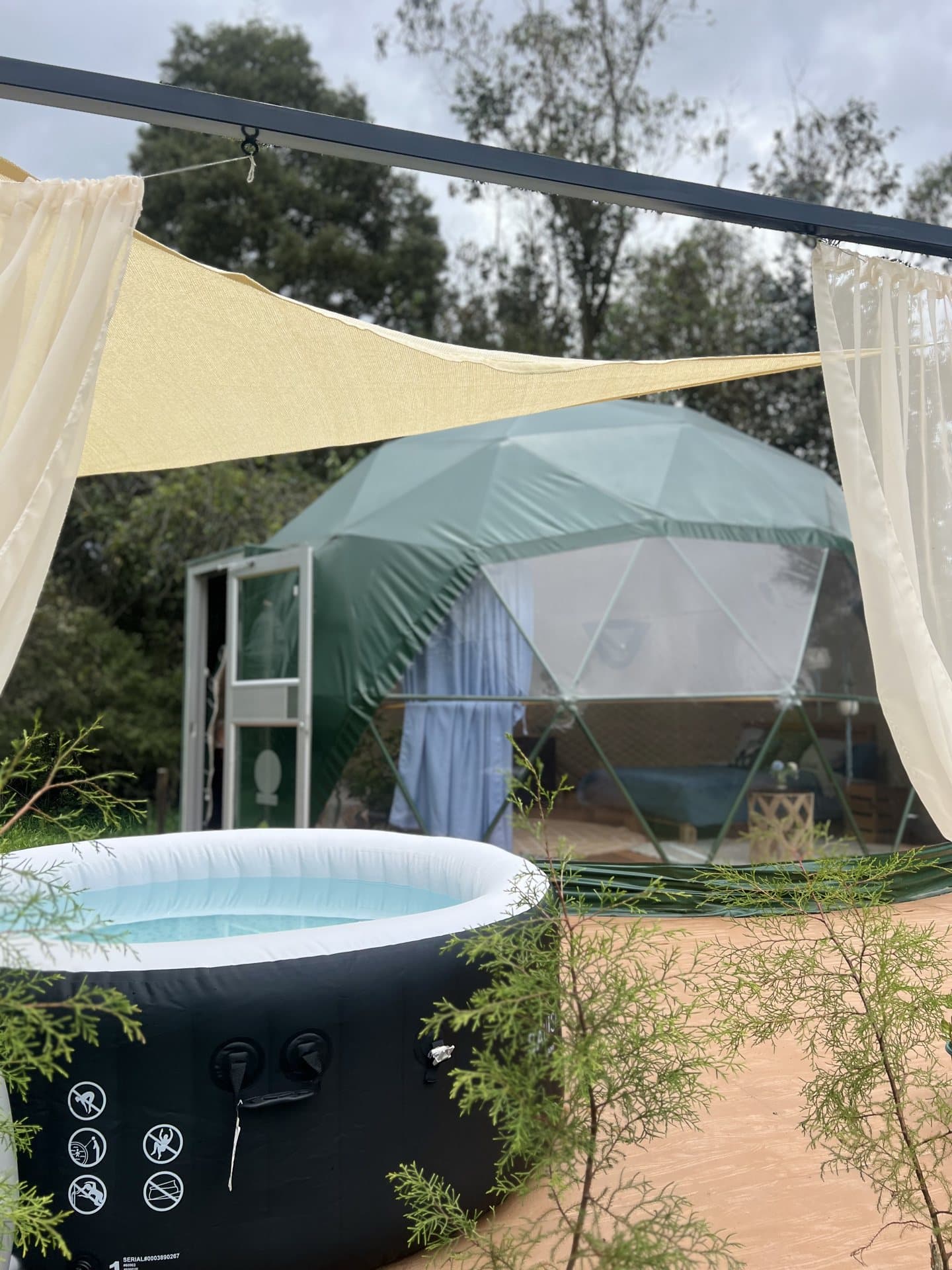 Domo Agua de Nómada Glamping con terraza e hidromasaje