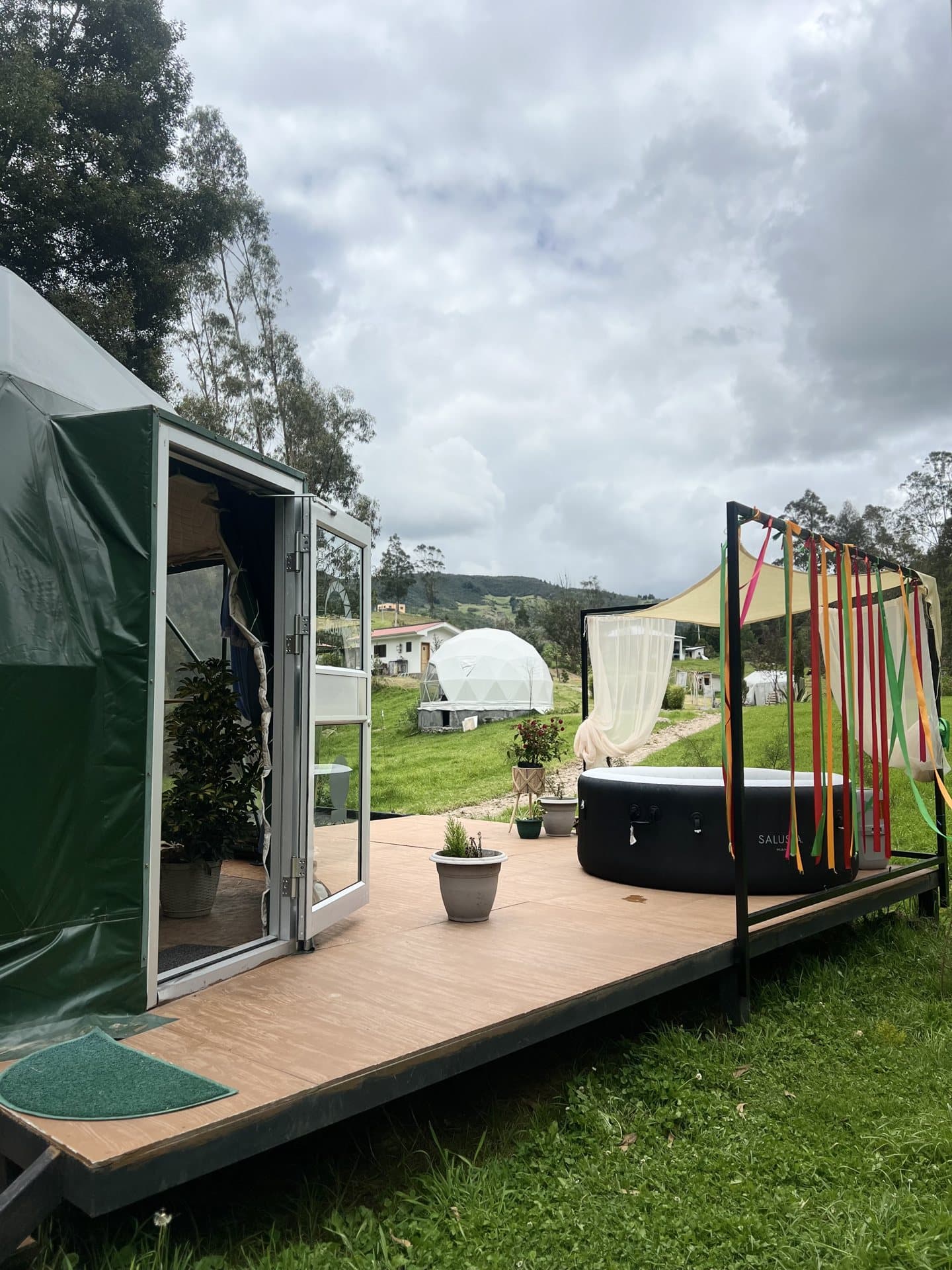Domo Agua de Nómada Glamping con terraza e hidromasaje