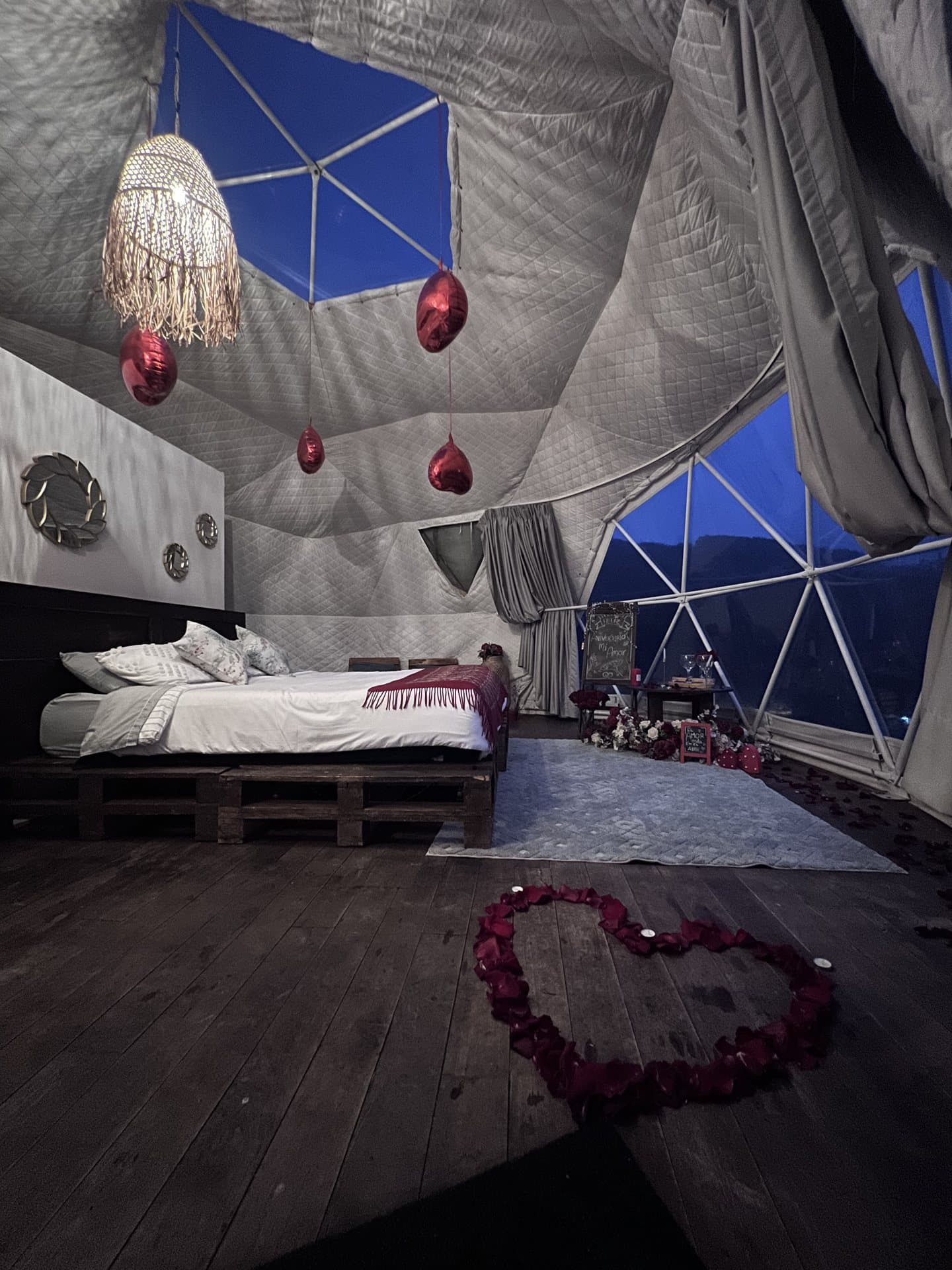 Domo Aire de Nómada Glamping iluminado al anochecer