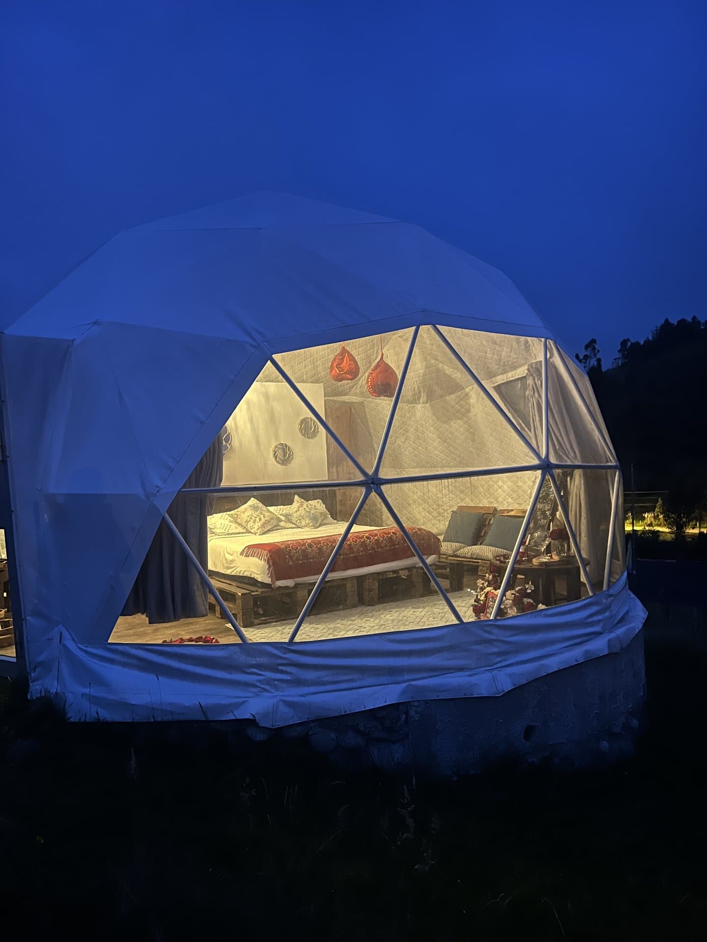 Domo de Nómada Glamping iluminado al anochecer