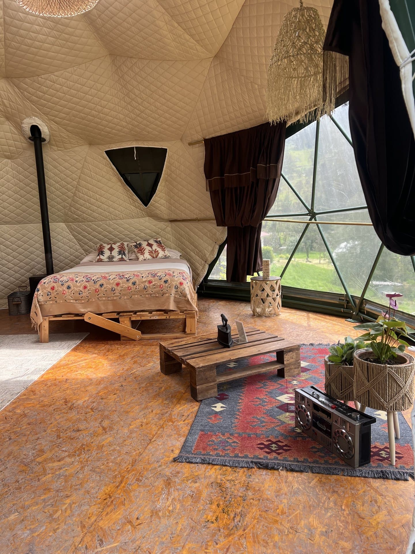 Interior cálido del Domo Fuego de Nómada Glamping