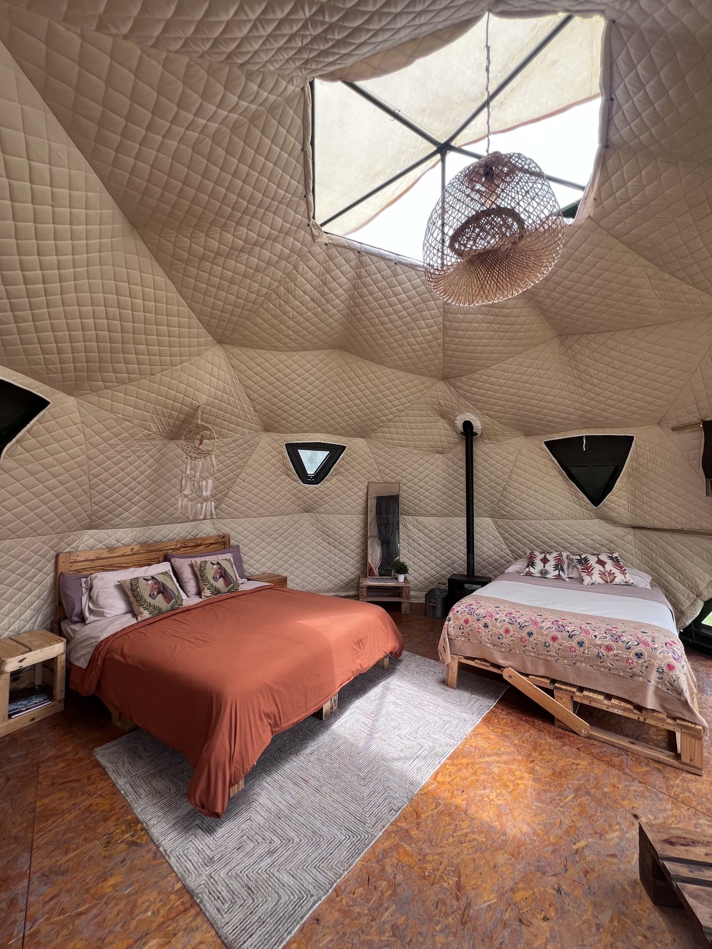 Interior cálido del Domo Fuego de Nómada Glamping