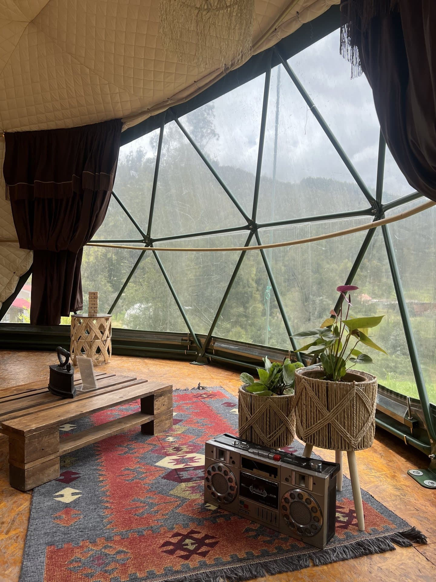 Interior panorámico de un domo de Nómada Glamping