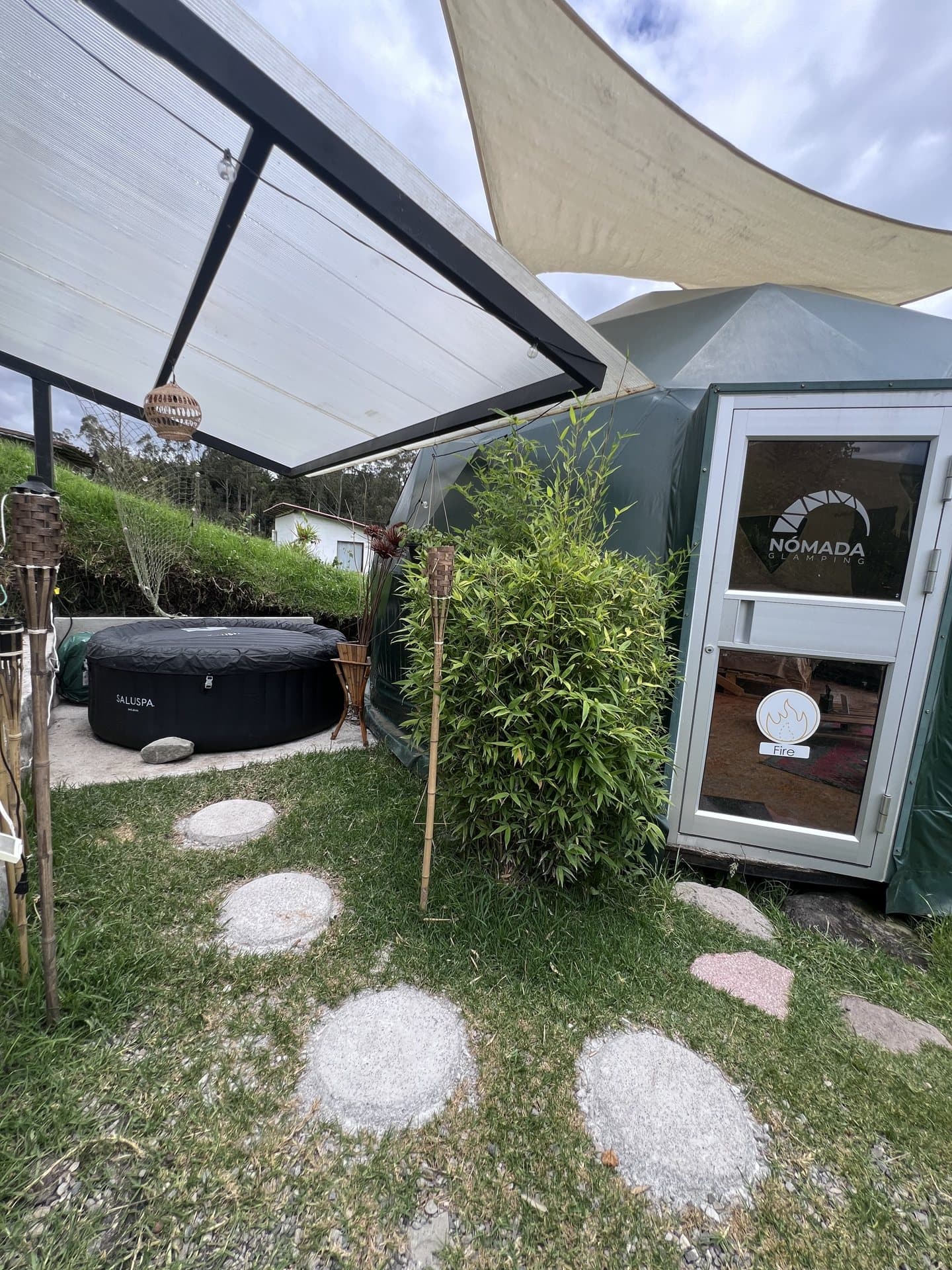 Interior cálido del Domo Fuego de Nómada Glamping