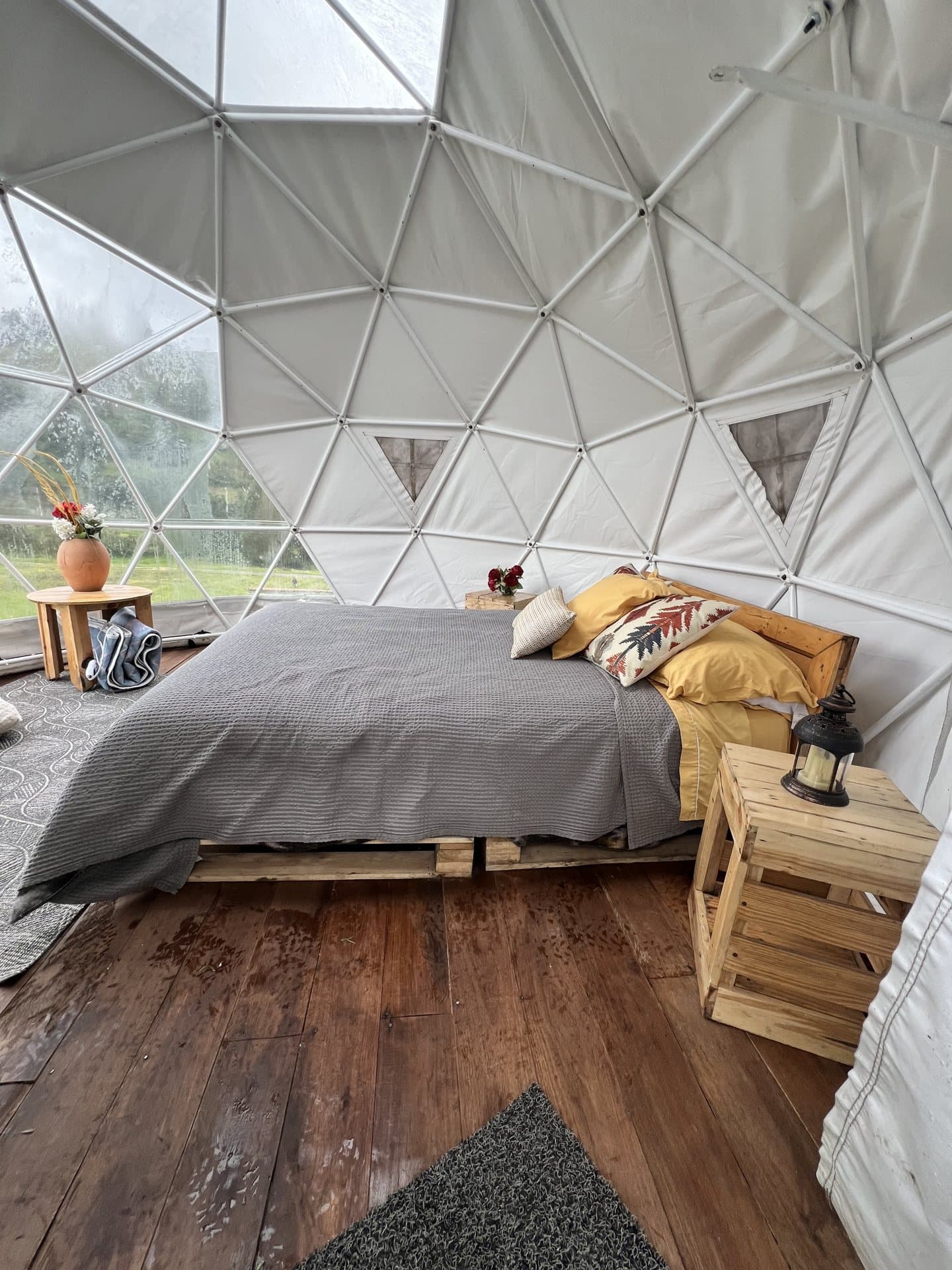 Interior del Domo Madera de Nómada Glamping