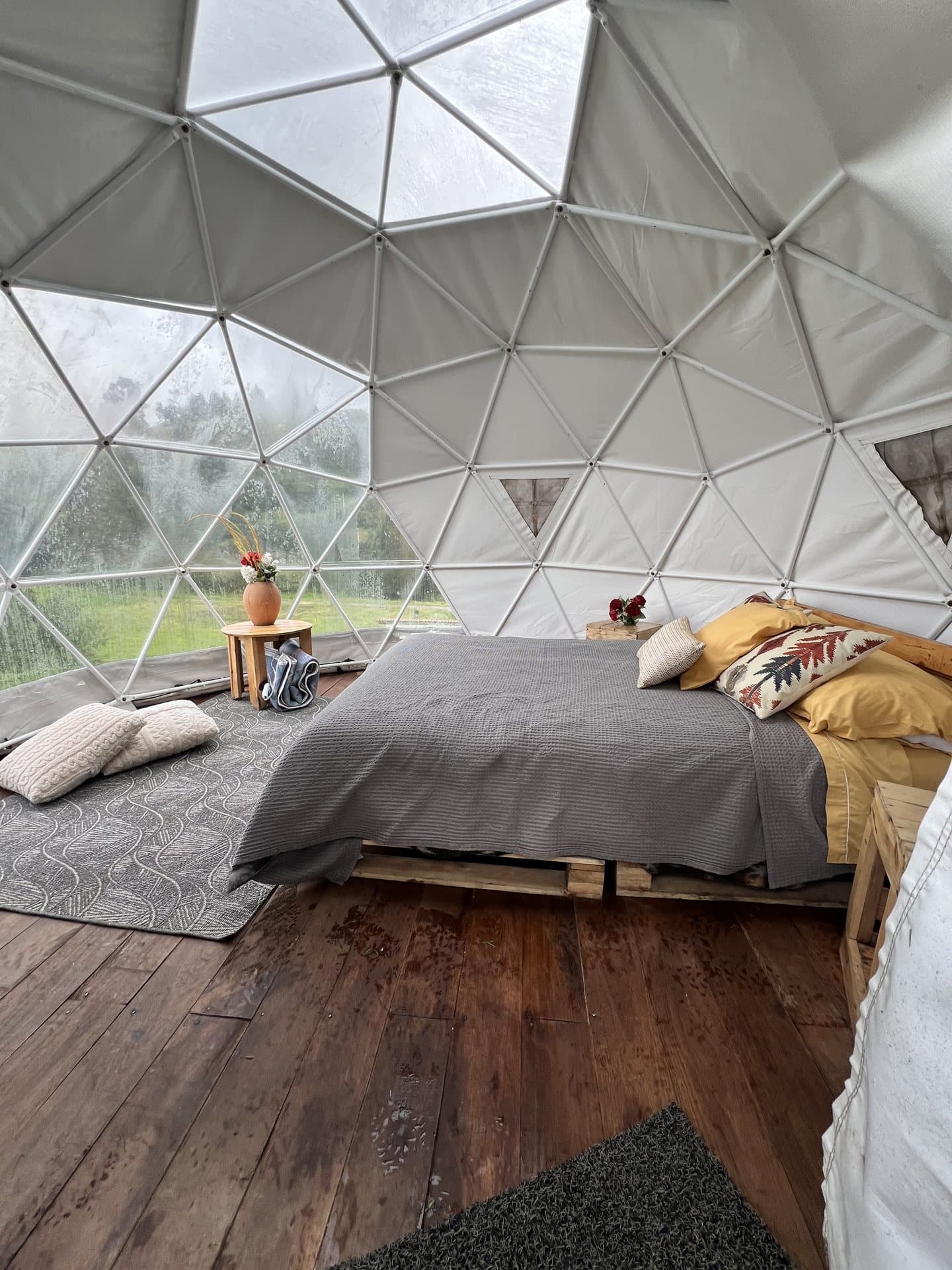 Interior del Domo Madera de Nómada Glamping
