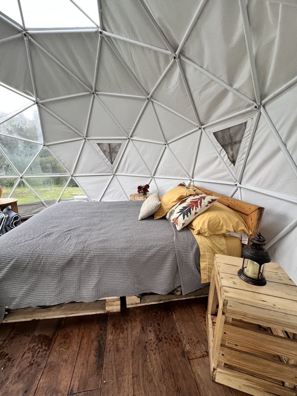 Interior del Domo Madera de Nómada Glamping