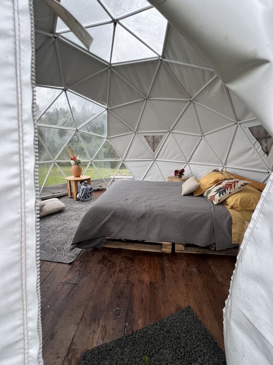 Interior del Domo Madera de Nómada Glamping