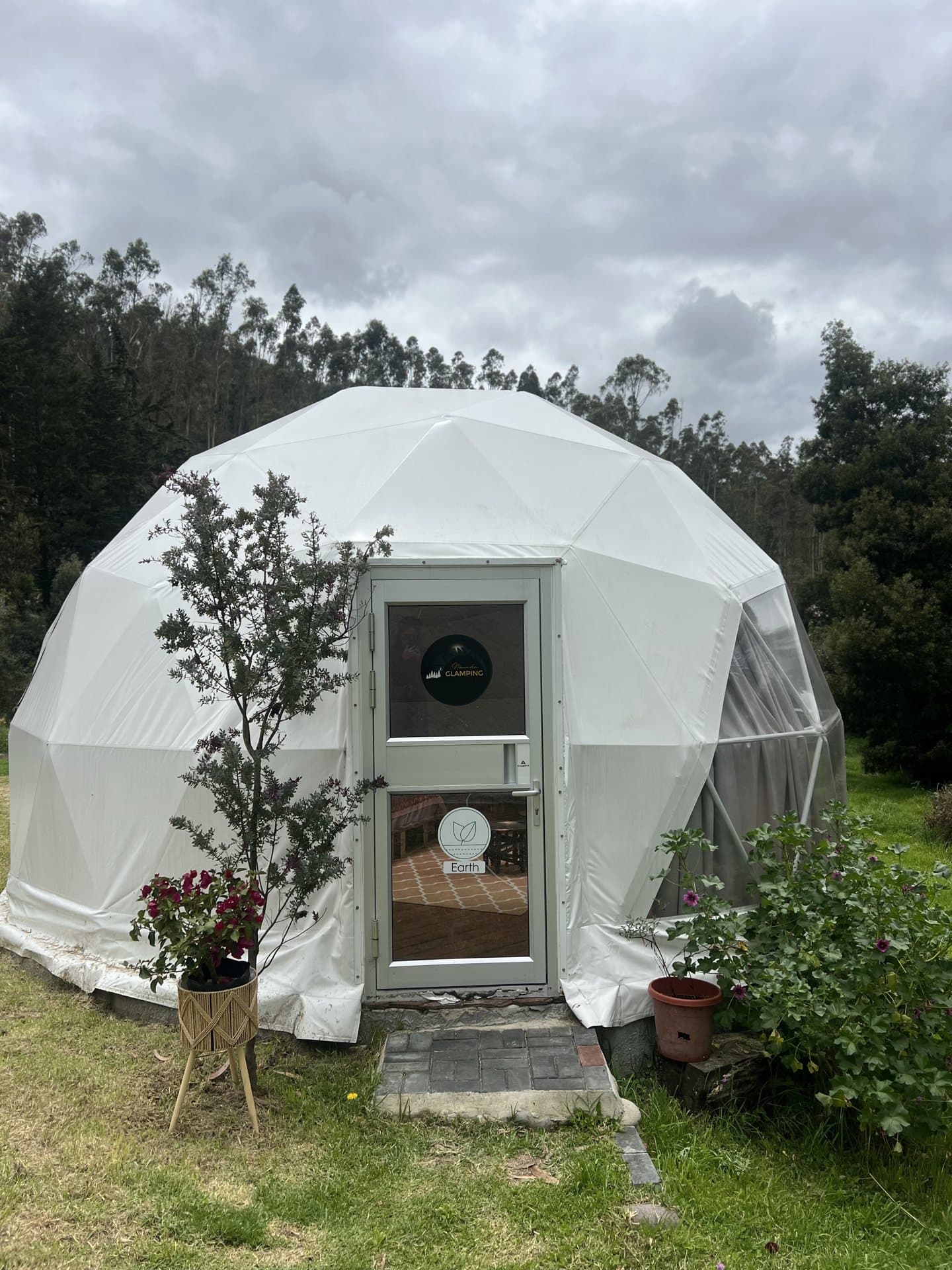Interior del Domo Tierra de Nómada Glamping