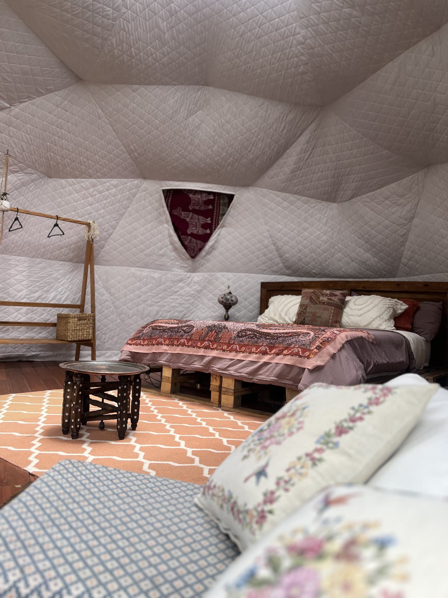 Interior del Domo Tierra de Nómada Glamping