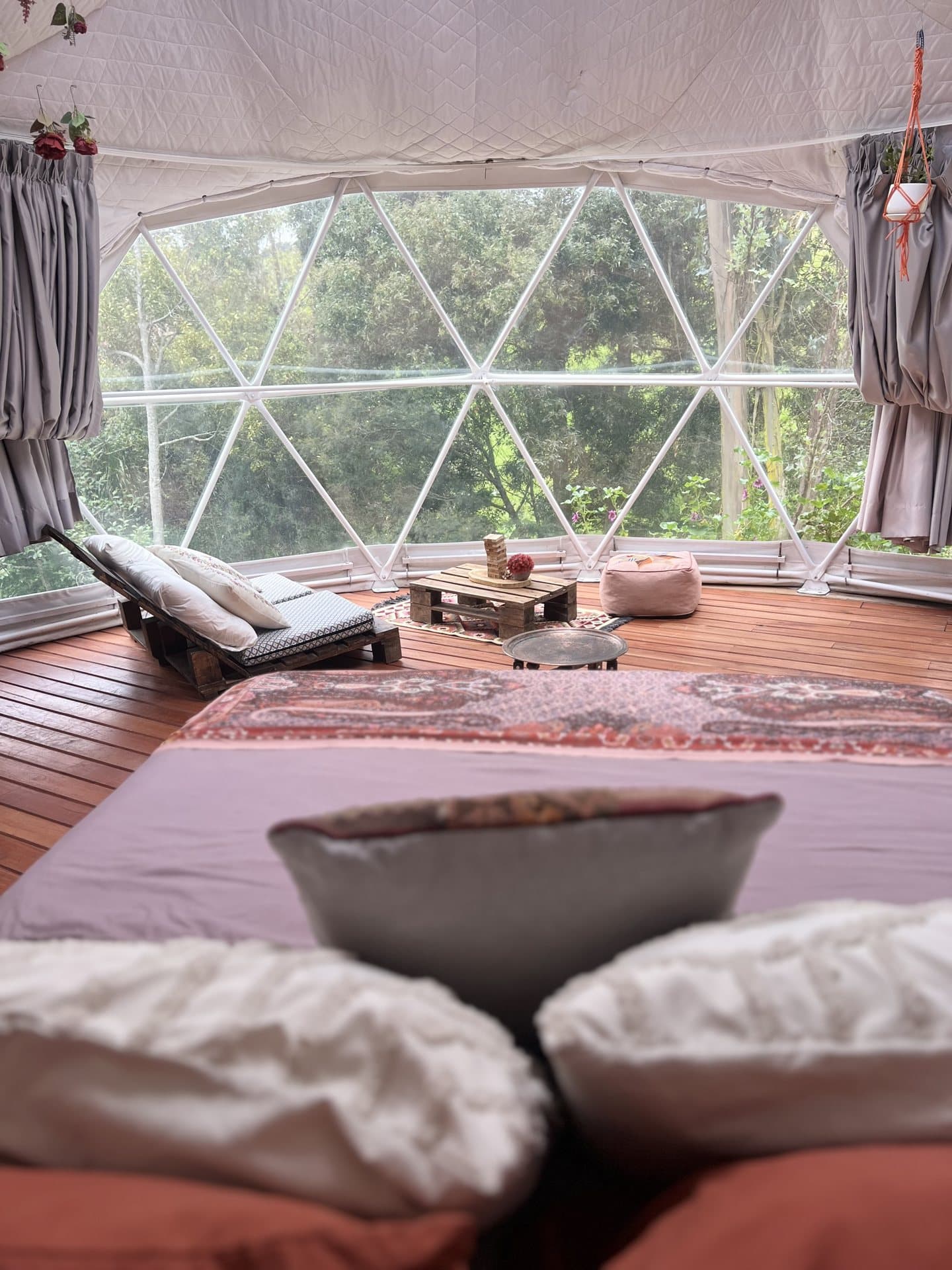 Interior del Domo Tierra de Nómada Glamping