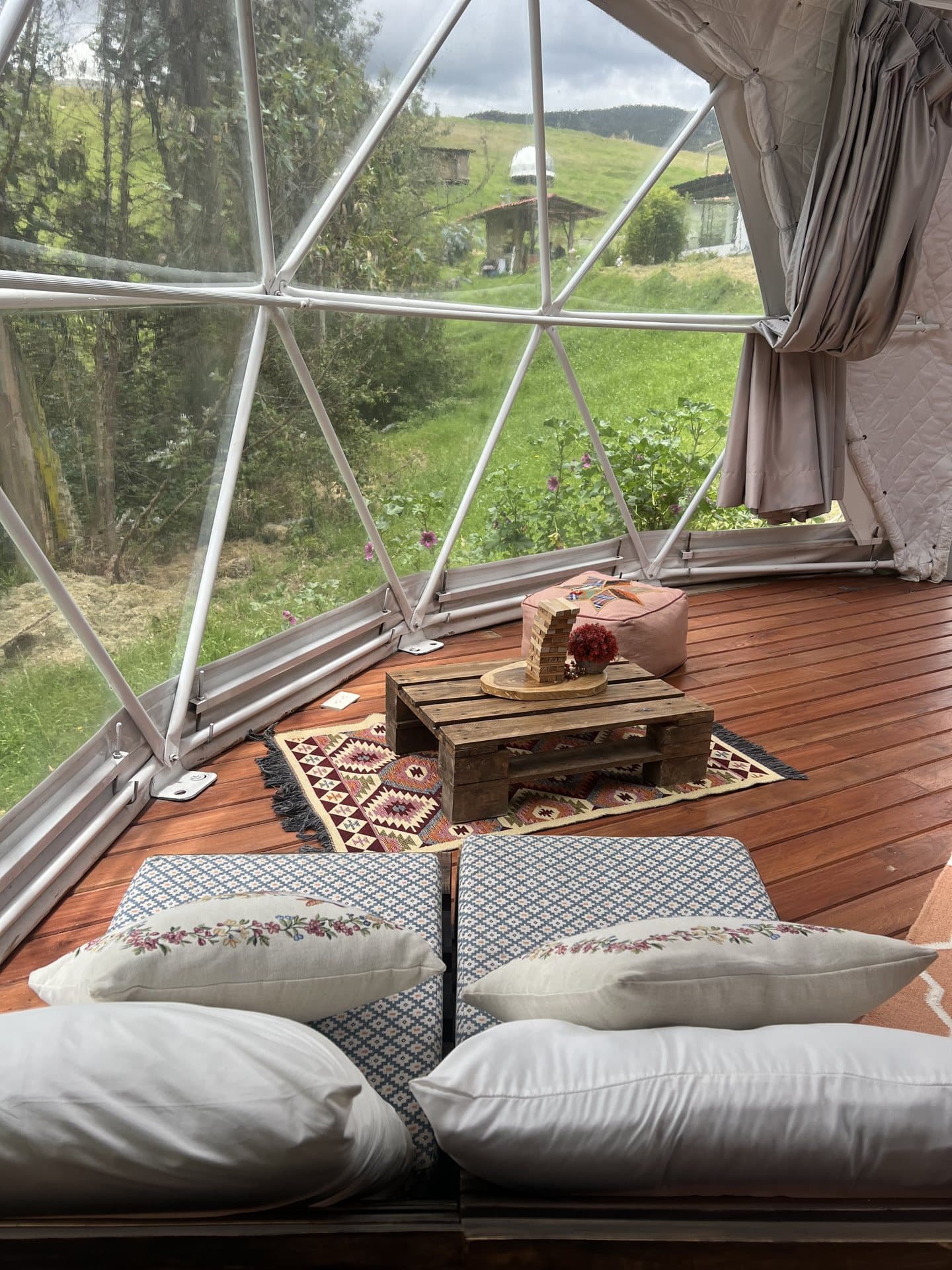 Interior del Domo Tierra de Nómada Glamping