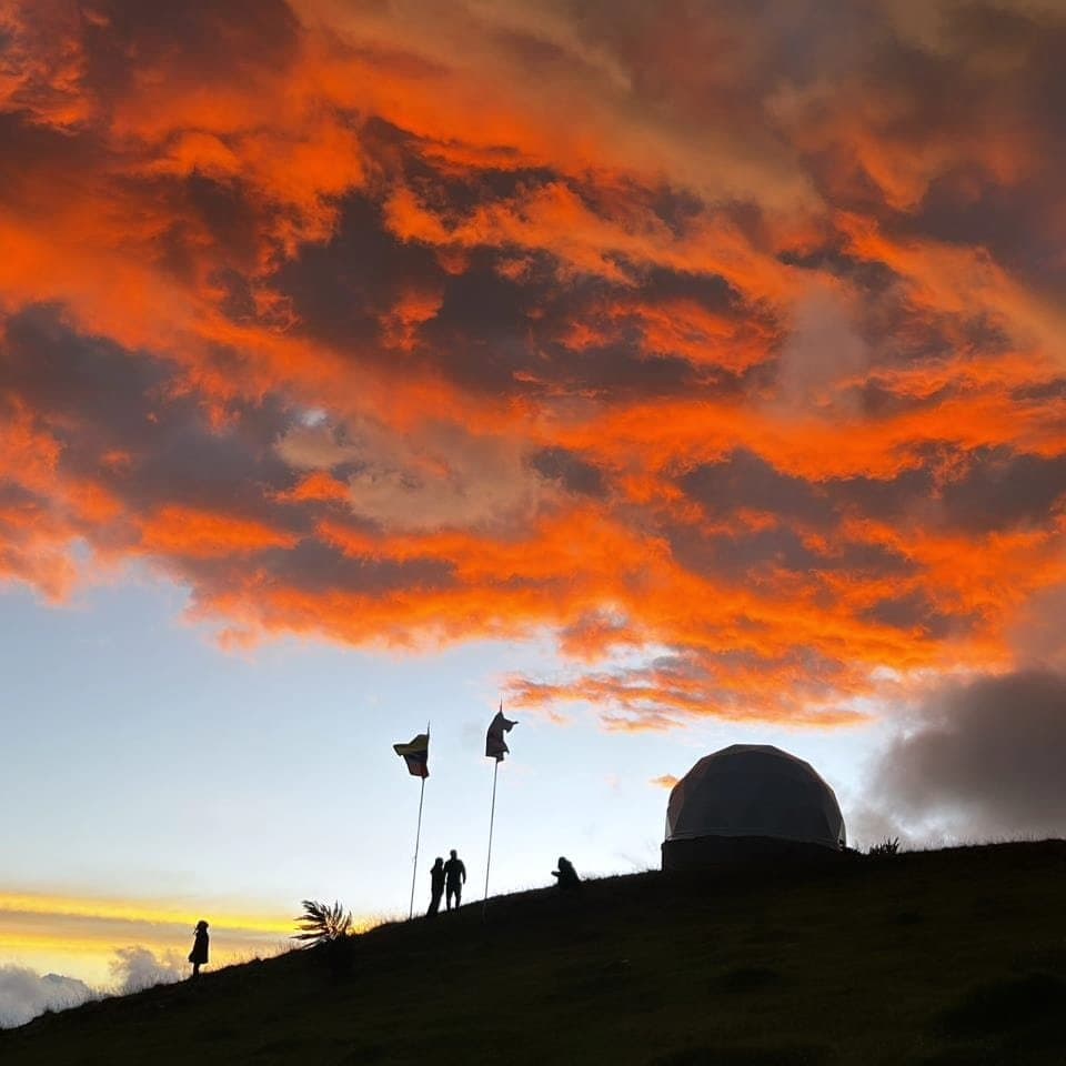 Atardecer sobre los domos de Nómada Glamping